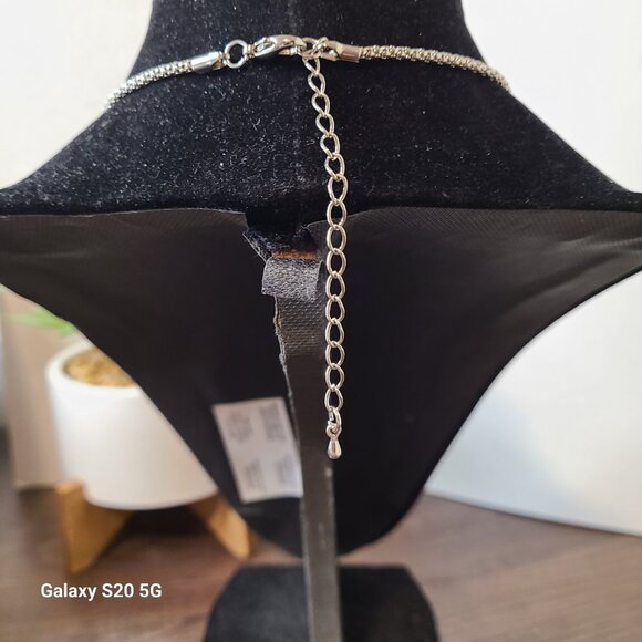 Unbranded Large Pendant Silver Tone Bib Necklace Ladies Pre-Owned Fashion Casual - Picture 4 of 4